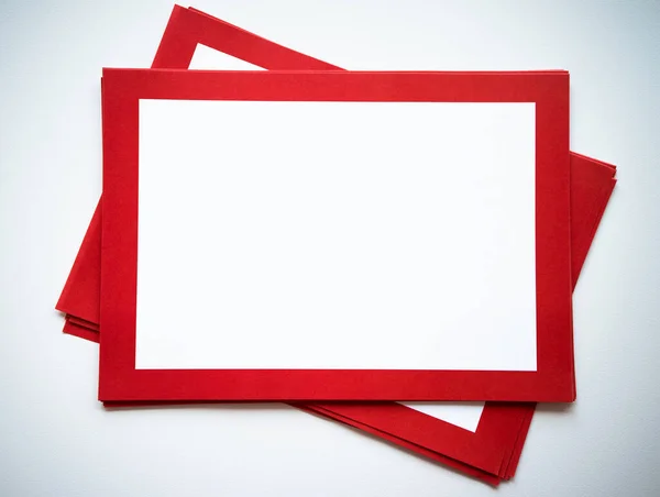 Порожній білий буклет з червоною рамкою на білому тлі. чисте місце для тексту . — стокове фото