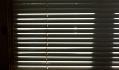 Duvardaki ofis perdelerini kıran ışık. Ofis geçmişi.