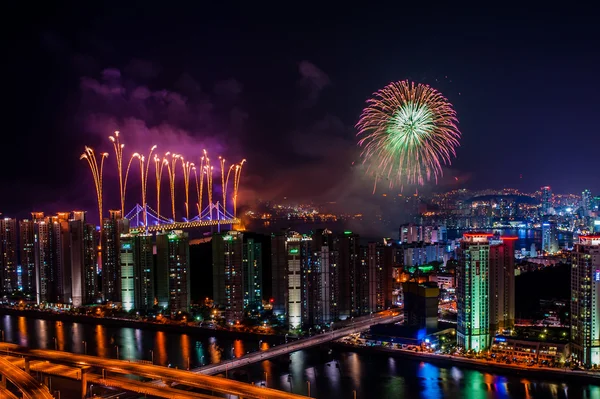 Feuerwerk über der Stadt — Stockfoto
