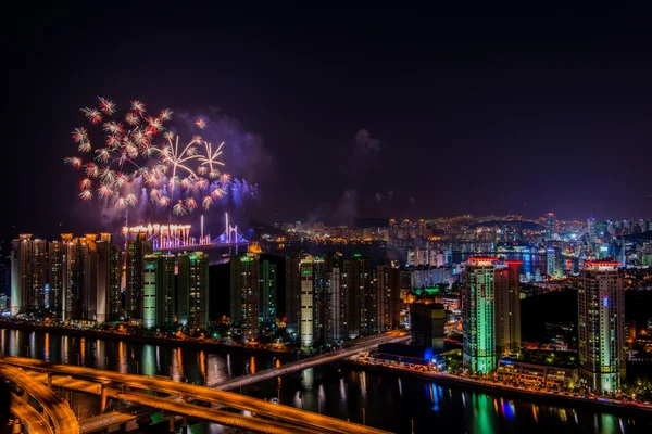 Feuerwerk über der Stadt — Stockfoto