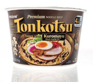 Winneconne, WI -5 Eylül 2021: Nongshim şehriye çorbası tonkotsu paketi