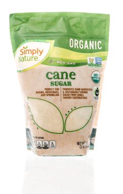 Winneconne, WI -12 Eylül 2021: İzole edilmiş bir zemin üzerinde basitçe doğadan gelen organik kamış şekeri paketi