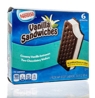 Winneconne, WI -3 Ekim 2021: İzole bir arkaplanda bir paket Nestle dondurmalı vanilyalı sadwich