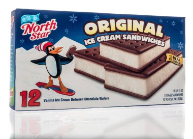 Winneconne, WI -3 Ekim 2021: İzole edilmiş bir arkaplanda bir paket Kuzey Yıldızı dondurmalı vanilyalı sadwich