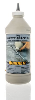 Winneconne, WI -14 Eylül 2021: İzole edilmiş bir arkaplanda bir şişe Quikrete beton çatlak mühürü