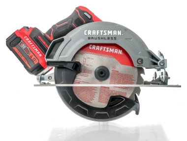 Winneconne, WI -15 Eylül 2021: İzole edilmiş bir arkaplanda bir usta dairesel testere paketi