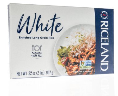 Winneconne, WI -7 Aralık 2021: İzole edilmiş bir zemin üzerinde uzun tahıllı pirinç paketi