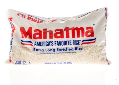 Winneconne, WI -7 Aralık 2021: İzole edilmiş arka planda bir paket Mahatma beyaz pirinç