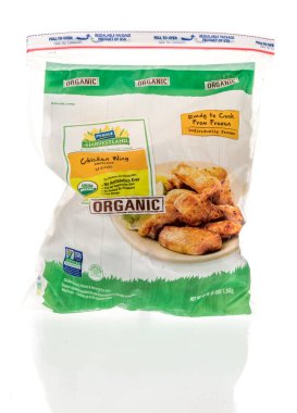 Winneconne, WI -10 Aralık 2021: Perdue hasat arazisi organik tavuk bufalo kanatları ve izole bir arka plan