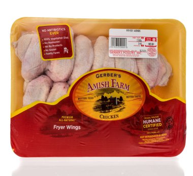 Winneconne, WI -10 Aralık 2021: İzole edilmiş arka planda bir paket Gerber Amish çiftlik tavuğu bufalo kanadı