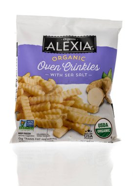 Winneconne, WI -10 Aralık 2021: Bir paket Alexia organik fırın izole edilmiş arka planda patates kızartması.