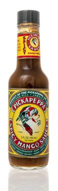 Winneconne, WI -14 Aralık 2021: İzole bir arkaplanda bir şişe Pickapeppa baharatlı mango sosu
