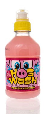 Winneconne, WI -14 Aralık 2021: Bir şişe domuzcuk yıkama pembe limonata izole bir arka planda