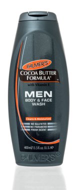 Winneconne, WI -14 Aralık 2021: Bir şişe Palmers kakao yağı formülü erkek vücudu ve izole bir arka planda yüz yıkama