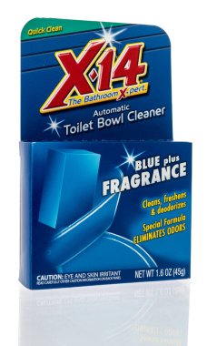 Winneconne, WI -21 Aralık 2021: İzole edilmiş arka plan üzerinde otomatik X14 klozet temizleyici paketi