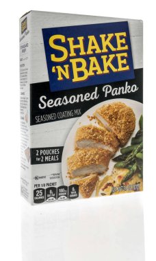 Winneconne, WI -1 Ocak 2021: Bir paket Shake n bake baharatlı panko ekmek kırıntıları izole bir arka planda
