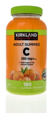 Winneconne, WI -9 Ocak 2021: Bir şişe Kirkland imzalı yetişkin sakızı.