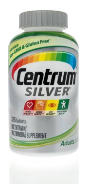 Winneconne, WI -9 Ocak 2021: İzole edilmiş arka planda bir şişe Centrum gümüş multi vitamin takviyesi