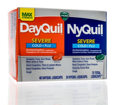 Winneconne, WI -9 Ocak 2021: Bir paket Vicks dayquil ve nyquil soğuk algınlığı ve izole bir zemin üzerinde grip ilacı