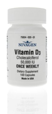 Winneconne, WI -9 Ocak 2021: İzole edilmiş bir zemin üzerinde bir şişe Nivagen vitamin d3 takviyesi