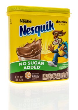 Winneconne, WI -9 Ocak 2021: Bir paket Nestle Nesquik çikolatası izole bir arkaplanda şekersiz karışım