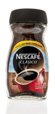 Winneconne, WI -9 Ocak 2021: Bir paket Nescafe clasico izole edilmiş arka planda kahve içeceği