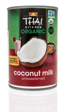Winneconne, WI -9 Ocak 2021: İzole bir zemin üzerinde bir kutu Tayland mutfağı organik hindistan cevizi sütü