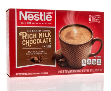 Winneconne, WI -9 Ocak 2021: İzole edilmiş bir arkaplanda Nestle sıcak kakao karışımı paketi
