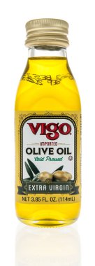 Winneconne, WI -23 Ocak 2021: İzole edilmiş arka planda bir şişe Vigo zeytinyağı