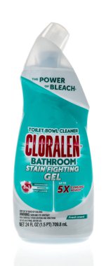 Winneconne, WI -23 Ocak 2021: Bir şişe klozet temizleyici jel izole edilmiş arka planda