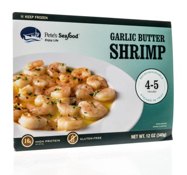 Winneconne, WI -30 Ocak 2021: İzole bir zemin üzerinde deniz ürünleri sarımsaklı karides paketi