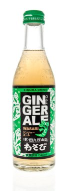 Winneconne, WI -30 Ocak 2021: İzole bir arkaplanda bir şişe Kimura zencefilli gazoz