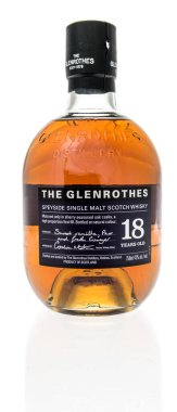 Winneconne, WI -30 Ocak 2021: İzole bir arka planda 18 yıllık bir şişe Glenrothes viskisi