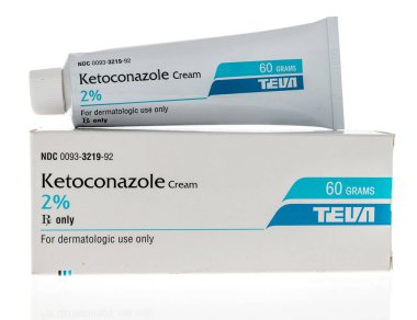 Winneconne, WI -8 Şubat 2021: İzole edilmiş bir arkaplanda Tevu Ketoconazole kremi paketi