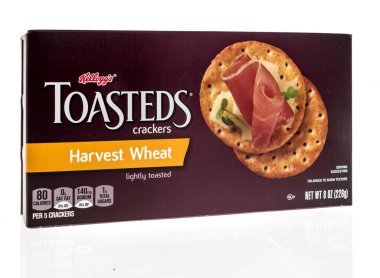 Winneconne, WI -8 Şubat 2021: Bir paket Kelloggs krakerleri izole edilmiş arka planda kızartıyor