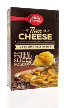 Winneconne, WI -8 Şubat 2021: İzole bir arkaplanda üç peynirli patates paketi