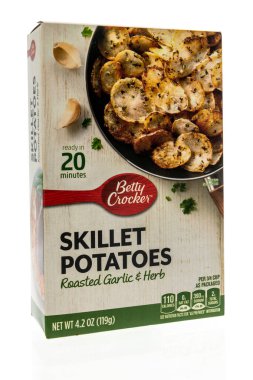 Winneconne, WI -8 Şubat 2021: İzole edilmiş bir arkaplanda Betty Crocker tava patatesleri paketi