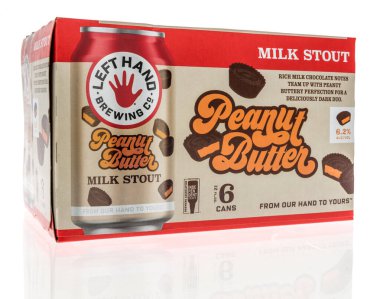 Winneconne, WI -13 Şubat 2021: Wisconsin 'den izole edilmiş bir arka plan üzerine sol el fıstık ezmeli bira paketi