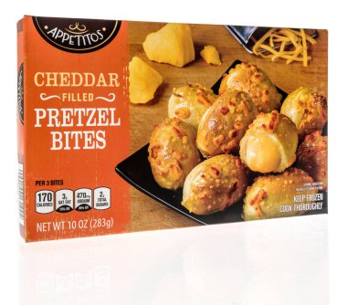 Winneconne, WI -9 Şubat 2021: İştah açıcı bir çedar paketi izole bir arka planda kraker ısırıkları doldurdu