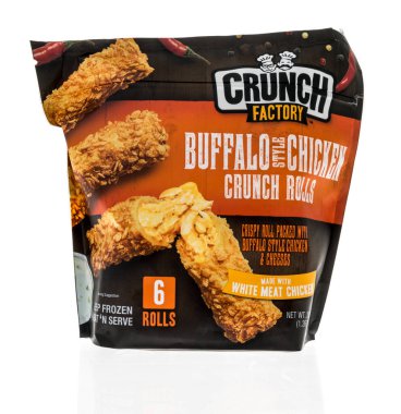 Winneconne, WI -13 Şubat 2021: Bir paket Crunch Factory Buffalo usulü tavuk izole bir arka planda yuvarlanıyor
