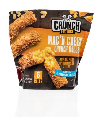 Winneconne, WI -13 Şubat 2021: Bir paket Crunch fabrikası peyniri izole bir arka planda yuvarlanıyor