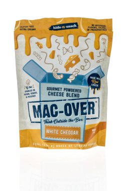 Winneconne, WI -26 Şubat 2021: İzole bir arkaplanda çedar peyniri tozu üzerine bir paket Hide n snack mac