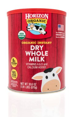 Winneconne, WI -6 Mart 2021: Bir kutu organik kurutulmuş süt tozu izole edilmiş arka planda