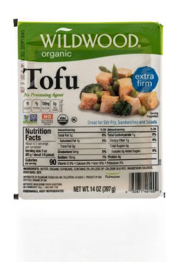 Winneconne, WI -6 Mart 2021: İzole edilmiş bir arkaplanda Wildwood organik tofu paketi