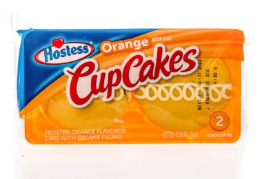 Winneconne, WI -6 Mart 2021: İzole bir zemin üzerinde bir paket Hostess turuncu kekler