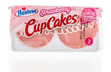 Winneconne, WI -6 Mart 2021: İzole bir zemin üzerinde bir paket Hostess Strawberry keki