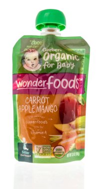 Winneconne, WI -1 Mart 2021: İzole edilmiş arka planda havuç, elma ve mango yemekleri için organik Gerber paketi