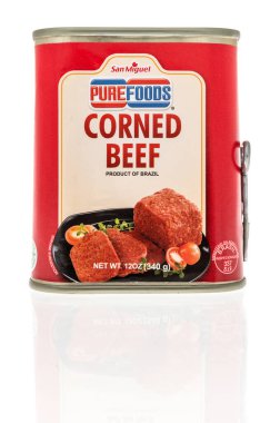 Winneconne, WI -1 Mart 2021: San Miguel 'in izole edilmiş arka planında konserve sığır eti paketi