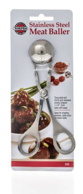 Winneconne, WI -13 Mart 2021: İzole bir zemin üzerinde Norpro paslanmaz çelik et küreği paketi