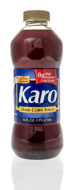 Winneconne, WI -19 Mart 2021: İzole bir arka planda bir şişe Karo koyu mısır şurubu